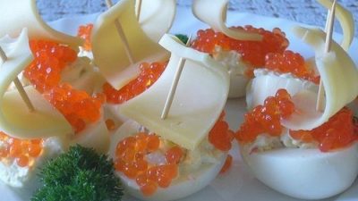 Закуска «Кораблики» из яиц с красной икрой