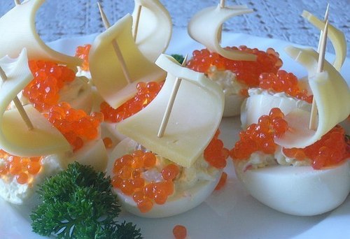 Закуска «Кораблики» из яиц с красной икрой