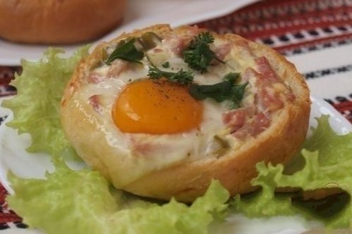 Закусочные булочки с яичницей в духовке