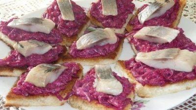 Закусочные бутербродики с сельдью и свеклой