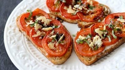 Закусочные бутерброды с помидорами и пармезаном