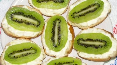 Закусочные бутерброды с сыром и киви
