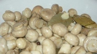Закусочные грибочки, маринованные с чесноком