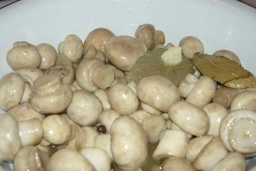 Закусочные грибочки, маринованные с чесноком