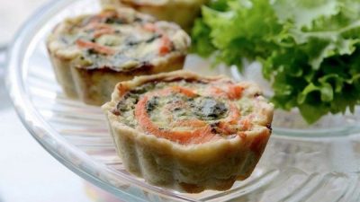 Закусочные корзиночки с форелью и шпинатом