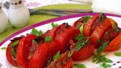 Закусочные помидоры, запеченные с фаршем