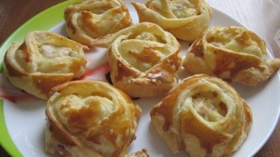 Закусочные розочки с курицей и сыром