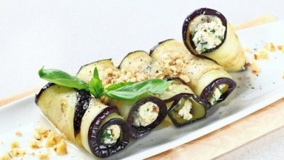 Закусочные рулетики из баклажана и феты
