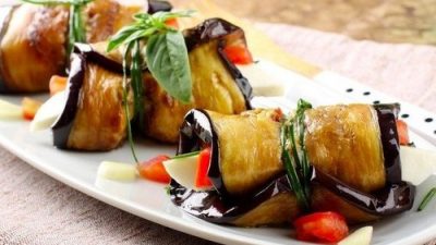 Закусочные рулетики из баклажана с моцареллой