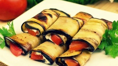 Закусочные рулетики из баклажанов с помидорами