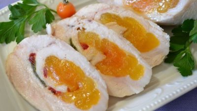 Закусочные рулетики из курицы с курагой