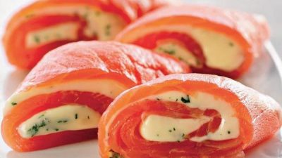 Закусочные рулеты из семги с сырной начинкой