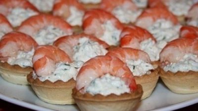 Закусочные тарталетки с творогом и креветками