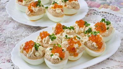 Закусочные яйца с тунцом и зеленью