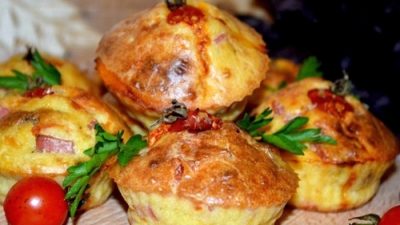 Закусочный кекс с колбасой и оливками