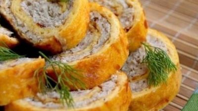 Закусочный куриный рулет в омлете