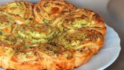 Закусочный пирог из дрожжевого слоеного теста