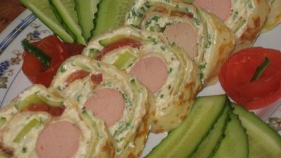 Закусочный рулет из блинов с сосисками