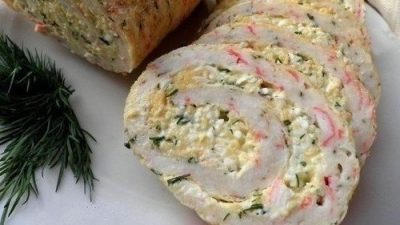 Закусочный рулет из омлета с крабовыми палочками