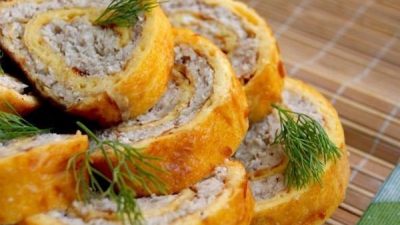 Закусочный рулет из омлета с куриным фаршем