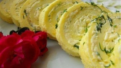 Закусочный рулет из омлета с сыром