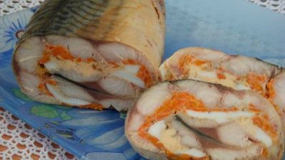 Закусочный рулет из скумбрии с морковью