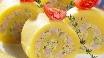 Закусочный рулет из сыра, ветчины и грибов