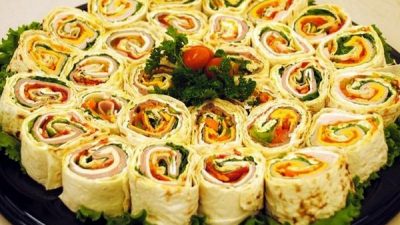 Закусочный рулет из тонкого лаваша с овощами