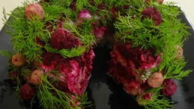 Закусочный торт из свеклы с орехами и йогуртом