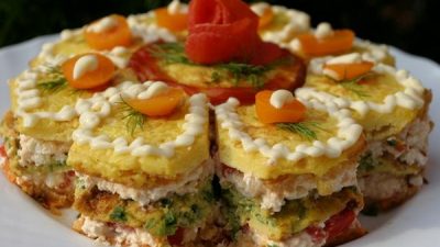 Закусочный торт с разноцветным омлетом