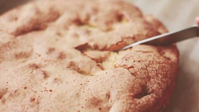 Заливная яблочная шарлотка