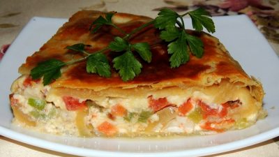 Заливной пирог с куриным филе и овощами