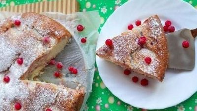 Заливной творожный пирог с красной смородиной
