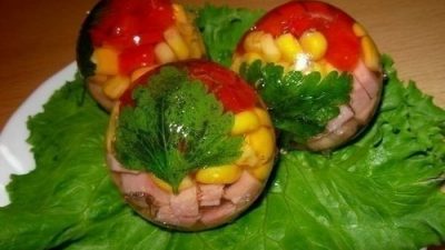 Заливные яйца с ветчиной, кукурузой и перцем