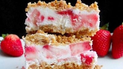 Замороженное пирожное с клубникой