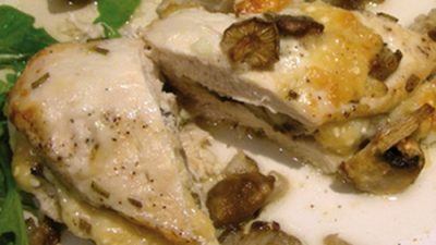 Запеченная грудка индейки с  сыром и грибами
