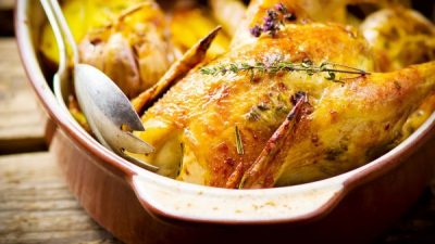 Запеченная курица в чесночном маринаде с овощами