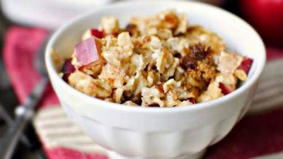 Запеченная овсянка с яблоком, изюмом и корицей