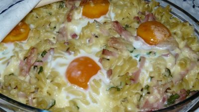 Запеченная паста с ветчиной и яичницей
