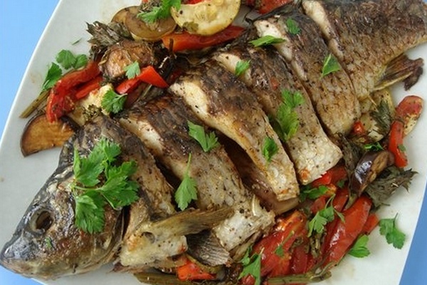Рыба запеченная с картошкой помидорами и укропом в духовке