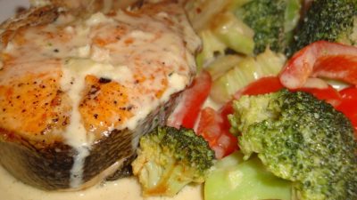 Запеченная рыба с овощами под молочным соусом