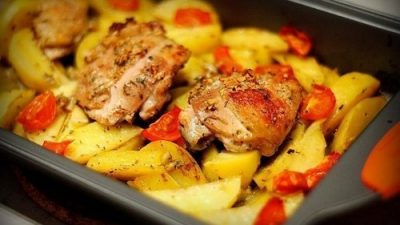 Запеченная с картофелем курица, маринованная в кефире