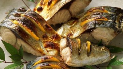 Запеченная скумбрия с апельсином в фольге