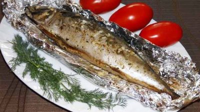 Запеченная скумбрия с петрушкой и луком