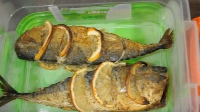 Запеченная скумбрия со специями и лимоном