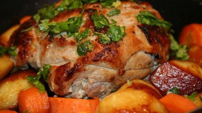 Запеченная свинина с овощами под гремолатой
