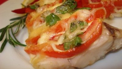 Запеченная треска с помидорами под сыром