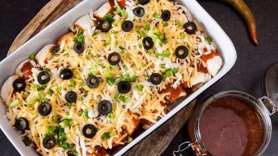 Запеченная закуска с сыром и травами