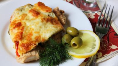 Запеченное куриное филе с помидорами, оливками и сыром