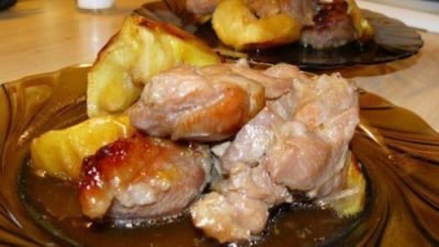 Запеченное с яблоками и сыром филе индейки